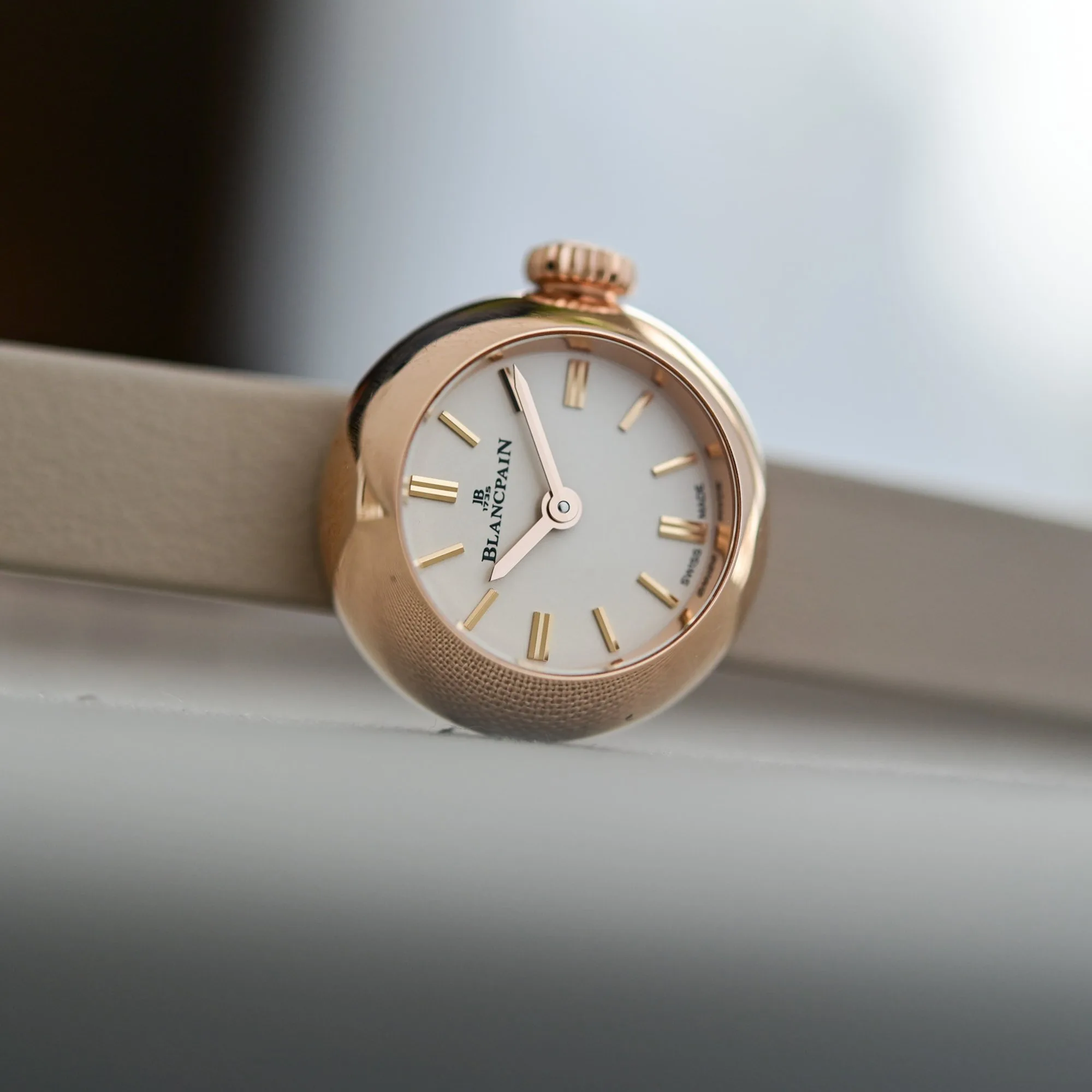 Blancpain Lady B red gold case detail